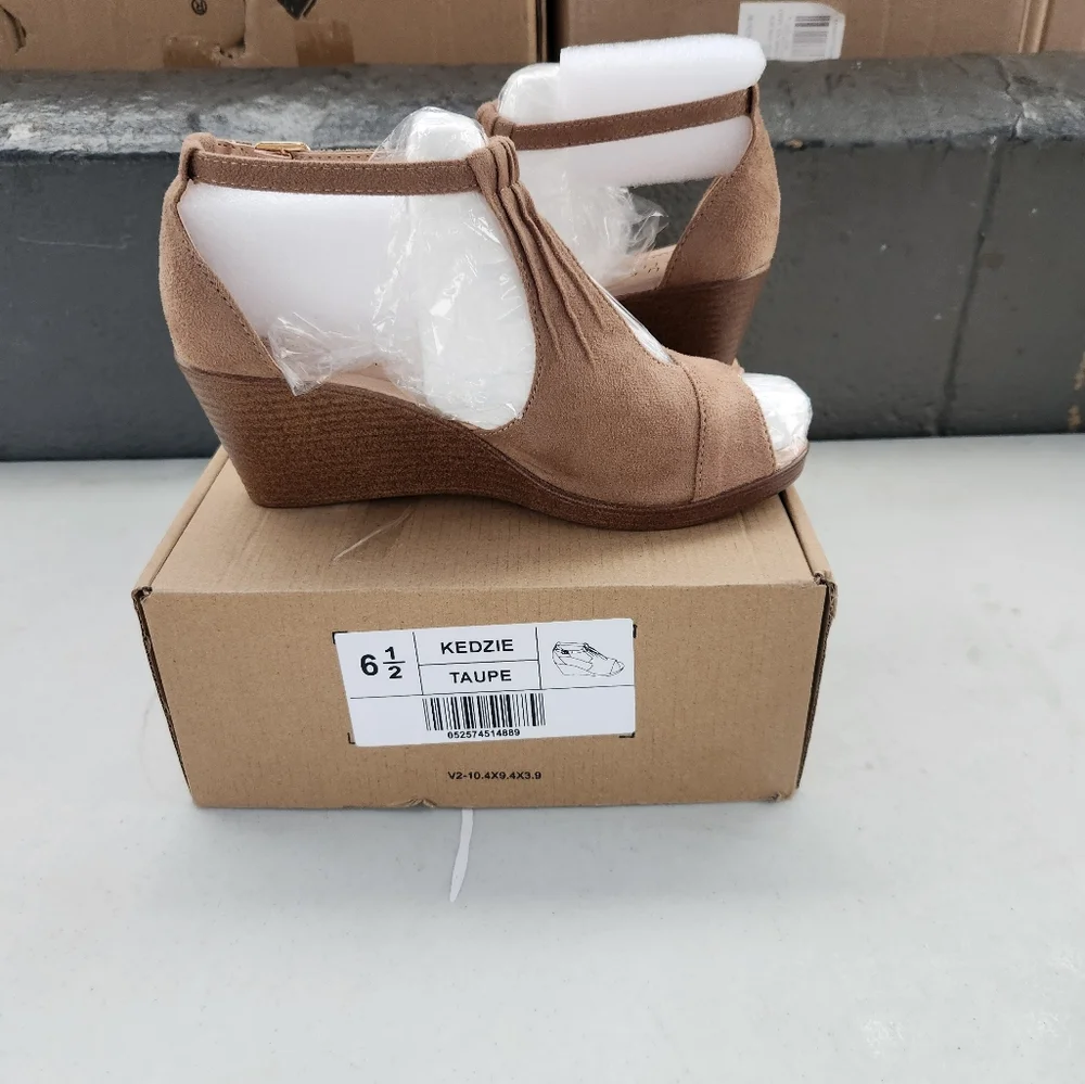 Tan Wedge Shoes with Peep-Toe Design - Picture 2 of 4